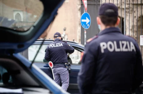 Corso Malta Napoli Ladro Merce Supermercato Investe Dipendente