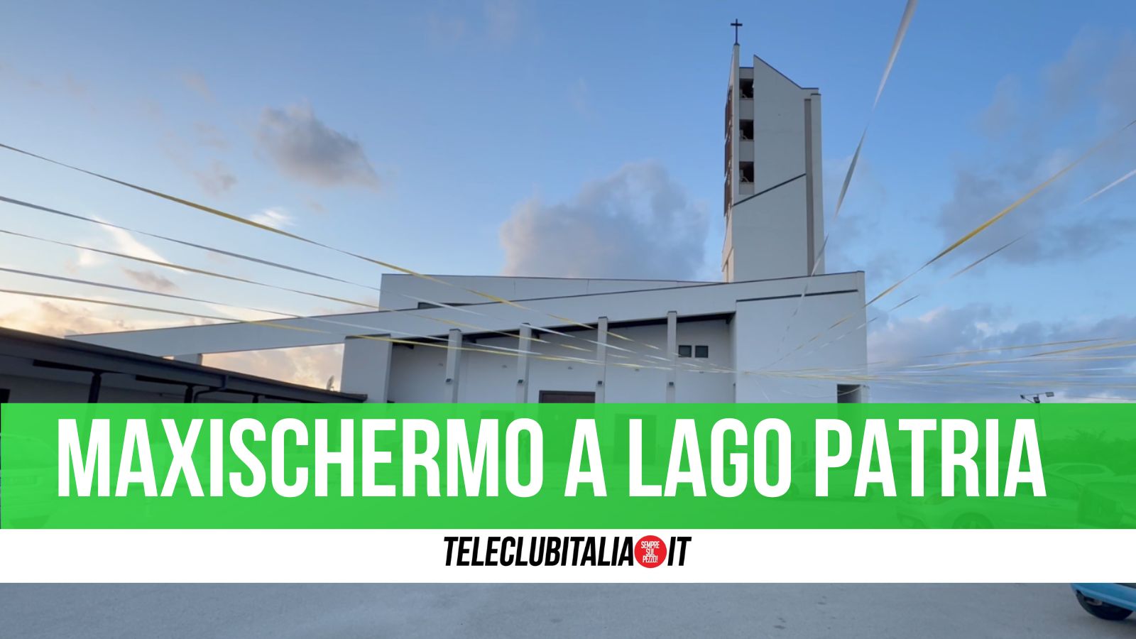 Maxi schermo sul sagrato della Parrocchia Sacra Famiglia di Lago Patria Maxi schermo sul sagrato della Parrocchia Sacra Famiglia di Lago Patria