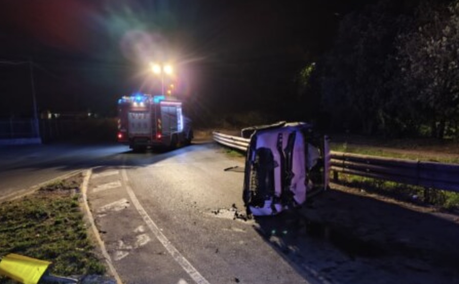 Eboli, auto si ribalta nella notte sulla litoranea: tre donne ferite, una in gravi condizioni