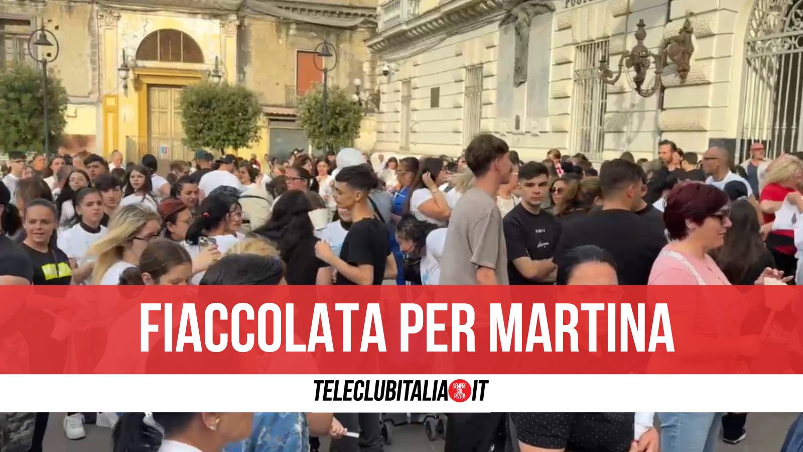 afragola piazza municipio gremita per martina carbonaro comune si fa carico dei funerali da Teleclubitalia.it afragola piazza municipio gremita per martina carbonaro comune si fa carico dei funerali