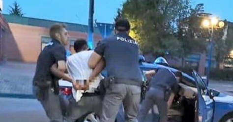 Napoli, blitz antidroga a Fuorigrotta: arrestato 34enne con hashish, marijuana e cocaina
