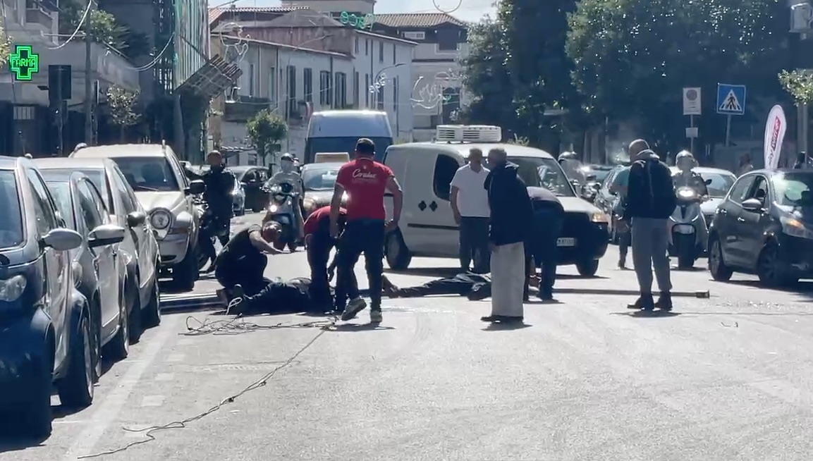 Drammatico incidente a Giugliano: due operai cadono mentre montano luminarie