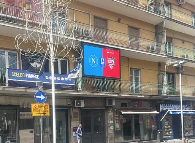 Giugliano, il Gruppo Fontanella mette a disposizione il maxischermo di via Roma per il match scudetto