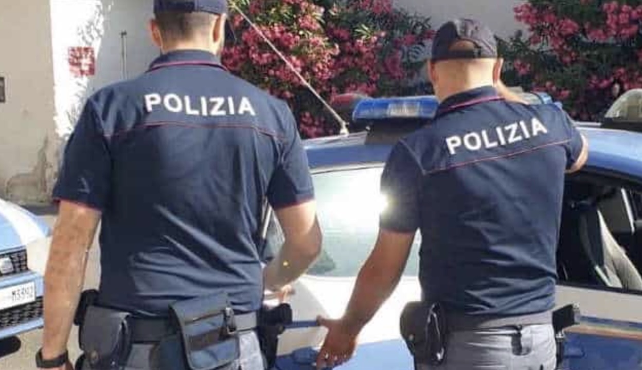 Napoli, armi rubate nascoste in casa e tentato furto in strada: due arresti