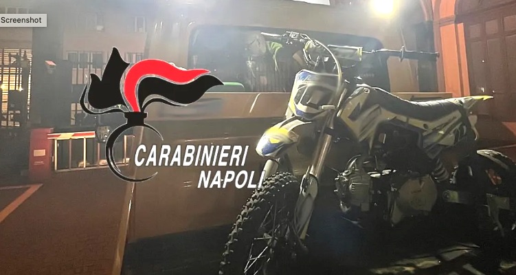 Napoli, bimbo di 9 anni sfreccia in mini-moto tra la folla: denunciati i genitori