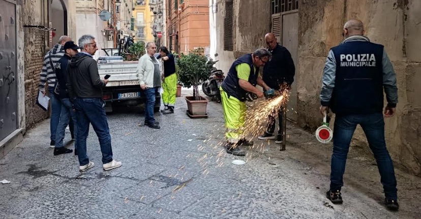 Napoli. Scommesse illegali, abusi stradali e animali senza regole: stretta della Polizia Municipale