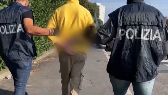 Napoli, forzano saracinesca di un'edicola per rubare 160 euro: 2 arresti