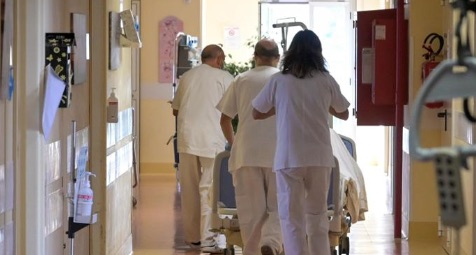 Napoli, follia al Vecchio Pellegrini: entra da una porta d'emergenza e picchia operatore sanitario