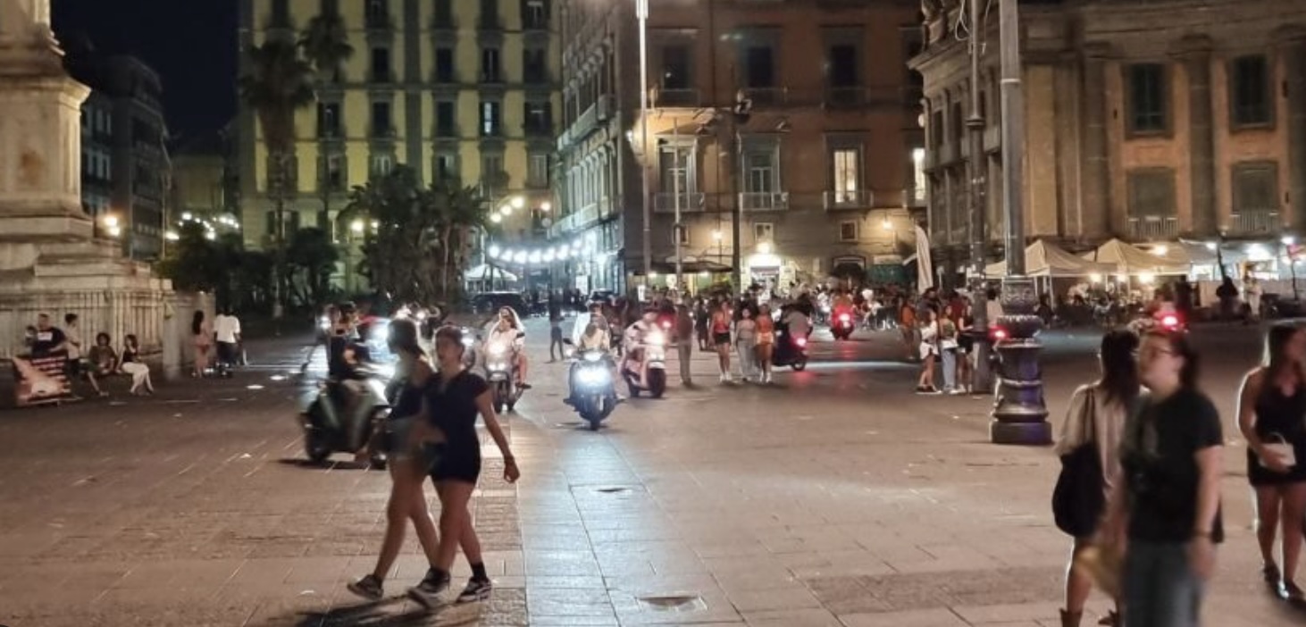 Napoli, minorenne accoltellato nella notte a piazza Dante: nove fendenti, è grave Napoli, minorenne accoltellato nella notte a piazza Dante: nove fendenti, è grave