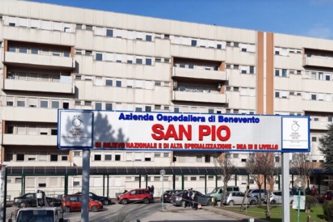 Benevento, tenta ricovero per dormire in ospedale: sputi e schiaffi al medico