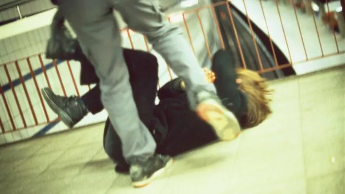 melito 14enne pestata dal fidanzato 19enne in strada per motivi di gelosia indagano i carabinieri da Teleclubitalia.it melito 14enne pestata dal fidanzato 19enne in strada per motivi di gelosia indagano i carabinieri