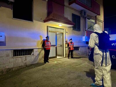 Pompei, accoltella la moglie mentre i bimbi dormono: in casa un lago di sangue