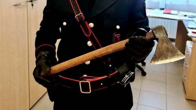 Portici, 15enne positivo alla droga minaccia i genitori con un’ascia: arrestato dai Carabinieri