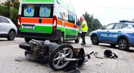 Portici, prima l'inseguimento poi lo schianto: presa coppia di minorenni