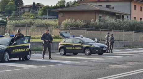 Quarto, folle fuga e poi lo schianto: 47enne arrestato con cocaina liquida in auto