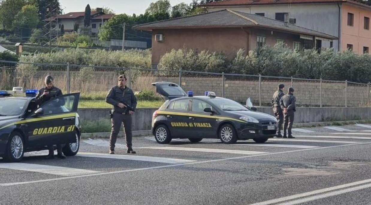 Quarto, folle fuga e poi lo schianto: 47enne arrestato con cocaina liquida in auto Quarto, folle fuga e poi lo schianto: 47enne arrestato con cocaina liquida in auto