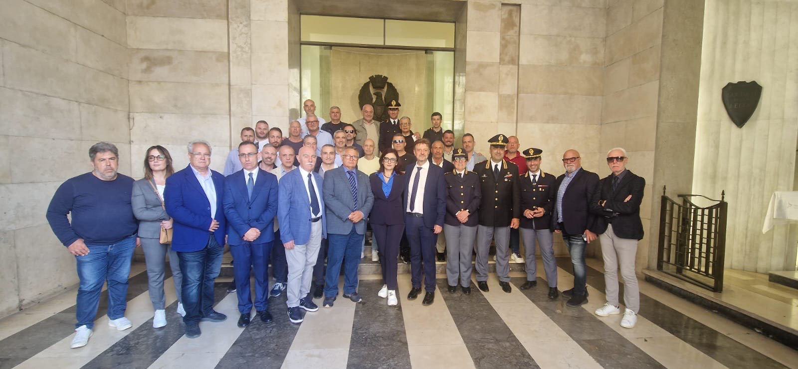 il sap di napoli onora i caduti della polizia cerimonia commemorativa per il memorial day 2025 davanti alla questura di via diaz da Teleclubitalia.it il sap di napoli onora i caduti della polizia cerimonia commemorativa per il memorial day 2025 davanti alla questura di via diaz