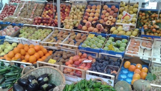 Blitz contro l’abusivismo commerciale a Scampia: sequestrati 305 chili di alimenti