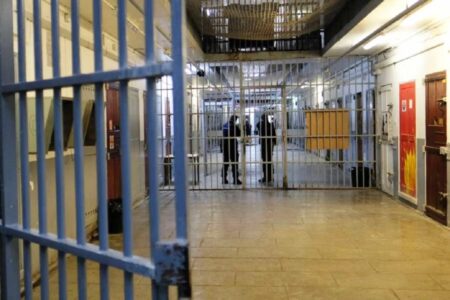 Secondigliano, tenta di evadere dal carcere arrampicandosi sul tetto: bloccato dai poliziotti