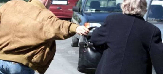 Torre del Greco, scippa un’anziana e la scaraventa a terra: 38enne denunciato