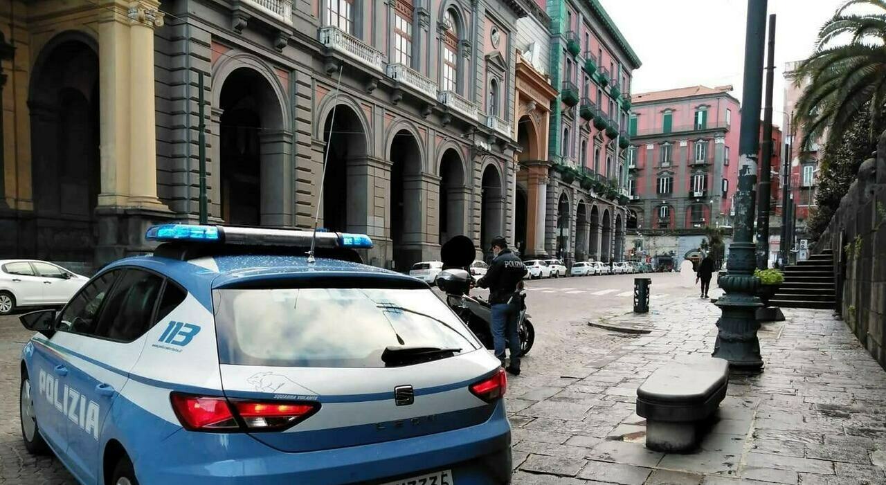 Via Foria Napoli Arrestato Seminudo