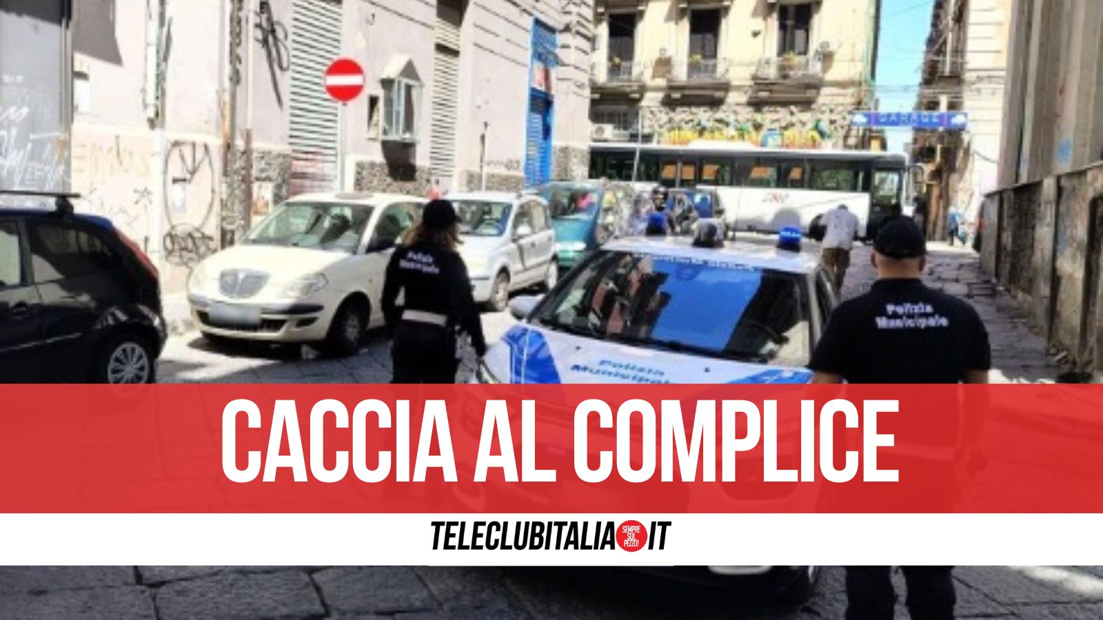 napoli turista bloccata e rapinata in pieno giorno in centro malvivente preso dopo inseguimento