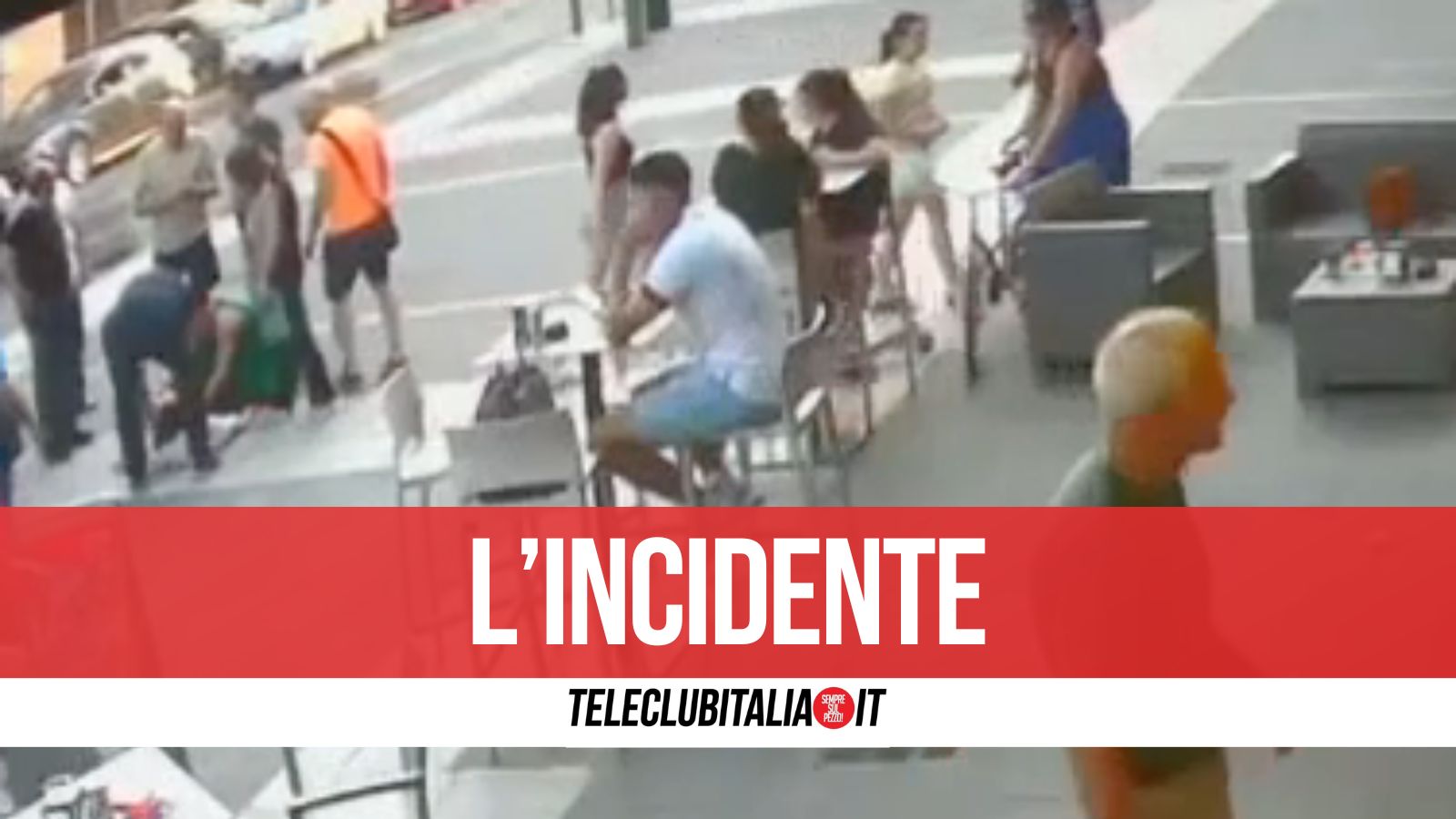 Marigliano, incidente in piazza Municipio: bambina in bicicletta investe donna Marigliano, incidente in piazza Municipio: bambina in bicicletta investe donna