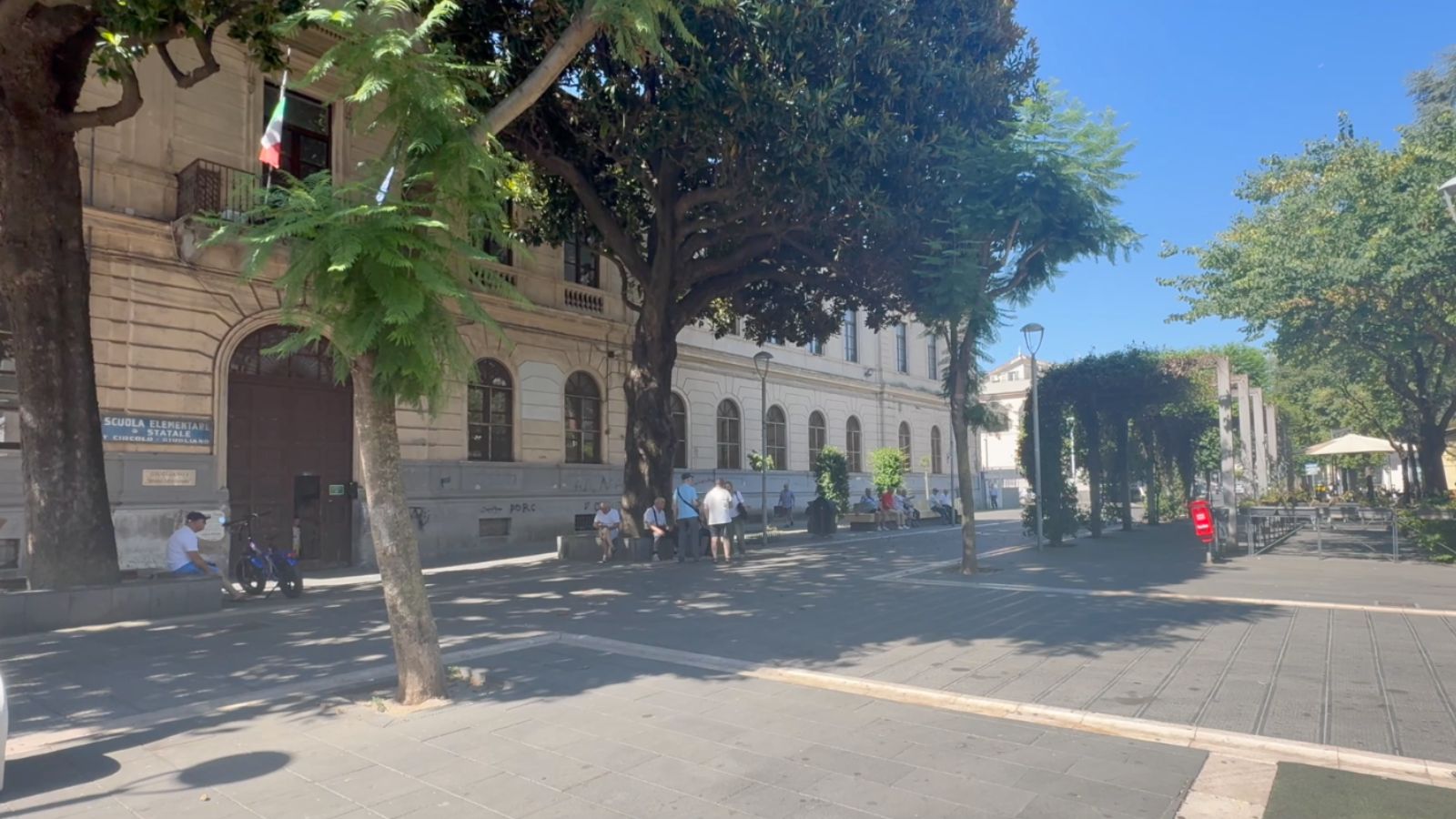 caldo e afa a giugliano solo piazza gramsci offre ripari dal sole