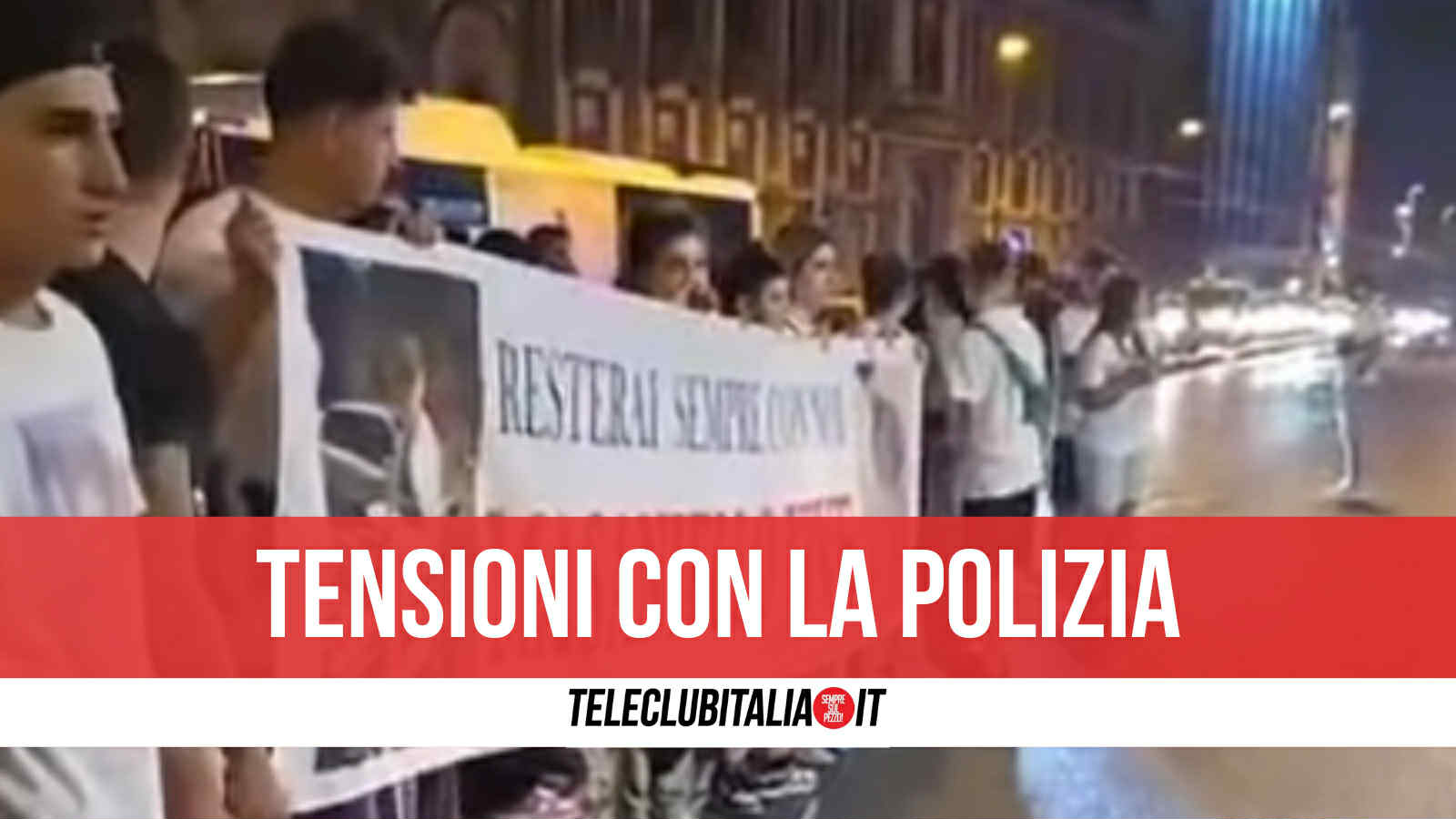 Napoli, funerali vietati a Nicola Mirti: in serata scatta protesta davanti alla Questura Napoli, funerali vietati a Nicola Mirti: in serata scatta protesta davanti alla Questura