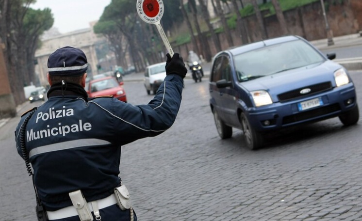 Campania. Sfreccia davanti ai vigili e li insulta con il dito medio: 37enne denunciato