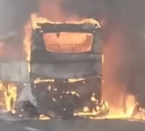 Inferno sull’A16, bus in fiamme prima della galleria: salvi per miracolo 28 passeggeri