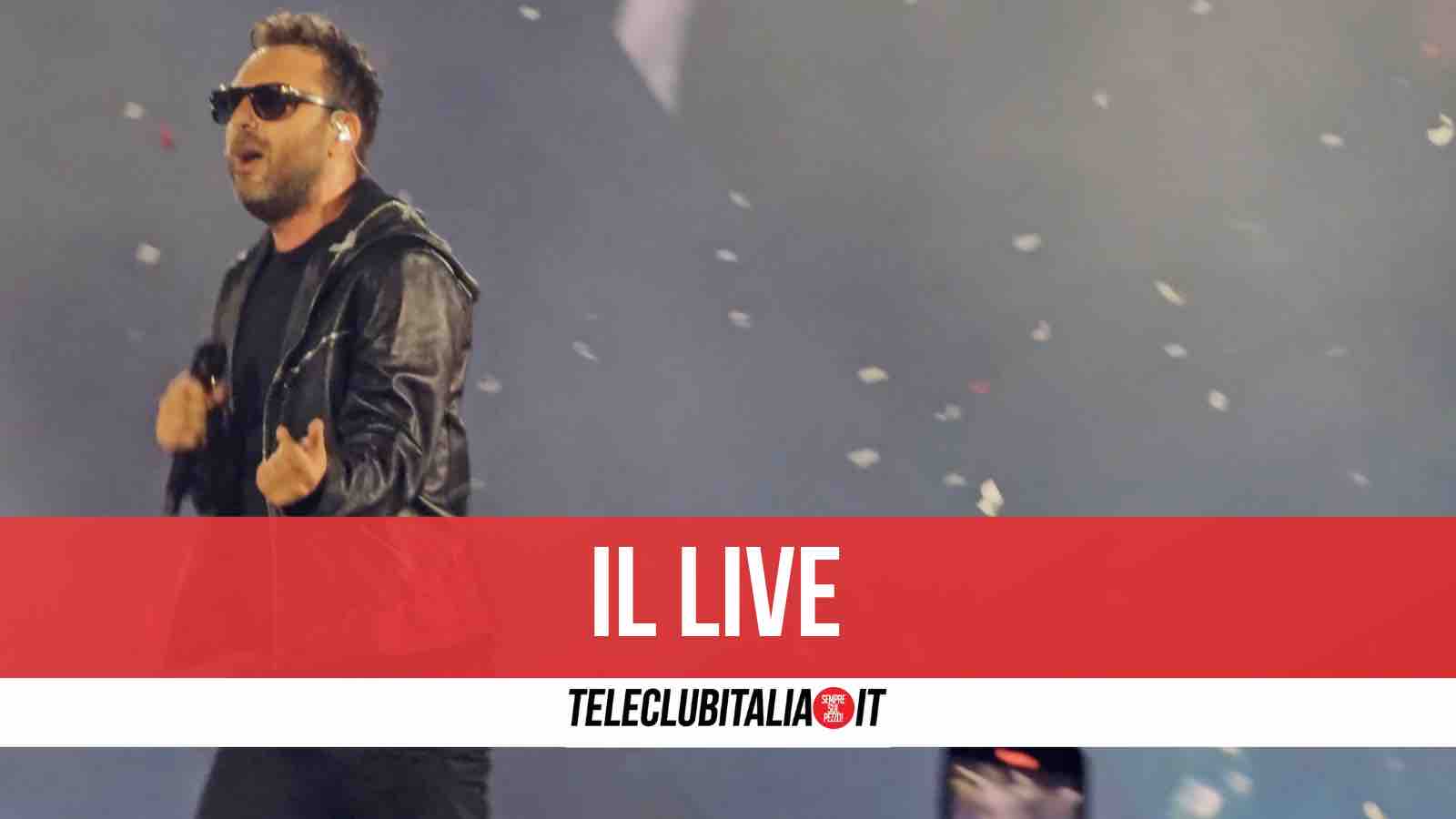 Cremonini per la prima volta al Maradona dopo 25 anni, sul palco duetto con Tropico Cremonini per la prima volta al Maradona dopo 25 anni, sul palco duetto con Tropico