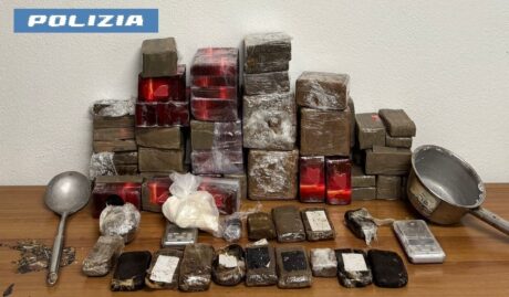 La scoperta più significativa è avvenuta all’interno di una cantinola della zona, dove sono stati rinvenuti ben 129 panetti di hashish