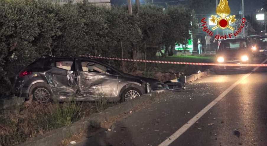 Schianto nella notte sulla statale 18 a Eboli: sette feriti e cinque auto coinvolte Schianto nella notte sulla statale 18 a Eboli: sette feriti e cinque auto coinvolte