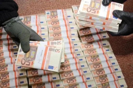 Napoli, banconote false per oltre 80mila euro: arrestato 70enne in piazza Nolana