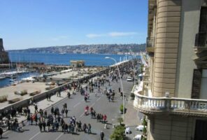 Furti nel ristorante a Napoli: ladro inseguito dai turisti e bloccato con 4 smartphone rubati
