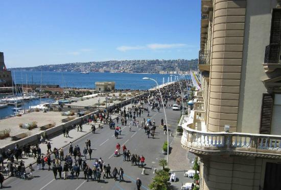 Furti nel ristorante a Napoli: ladro inseguito dai turisti e bloccato con 4 smartphone rubati