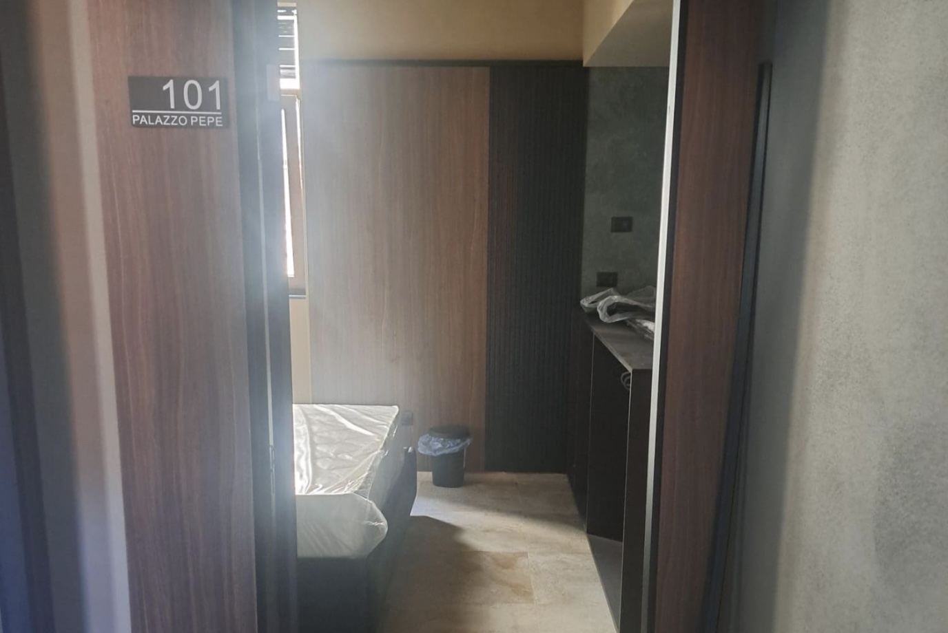 Napoli, hotel abusivo in città: maxi sequestro. Denunciato il committente