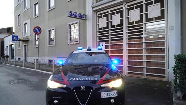 Orta di Atella. Sorpreso in casa con la droga tenta di aggredire i carabinieri con una lastra di marmo