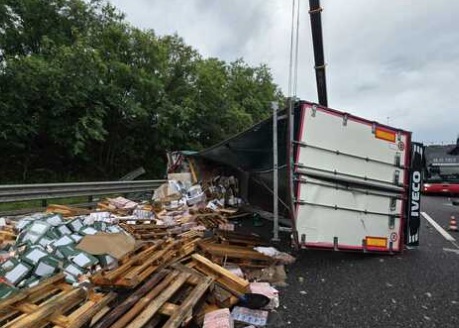 Camion si ribalta sull’A2 del Mediterraneo e perde il carico: traffico in tilt