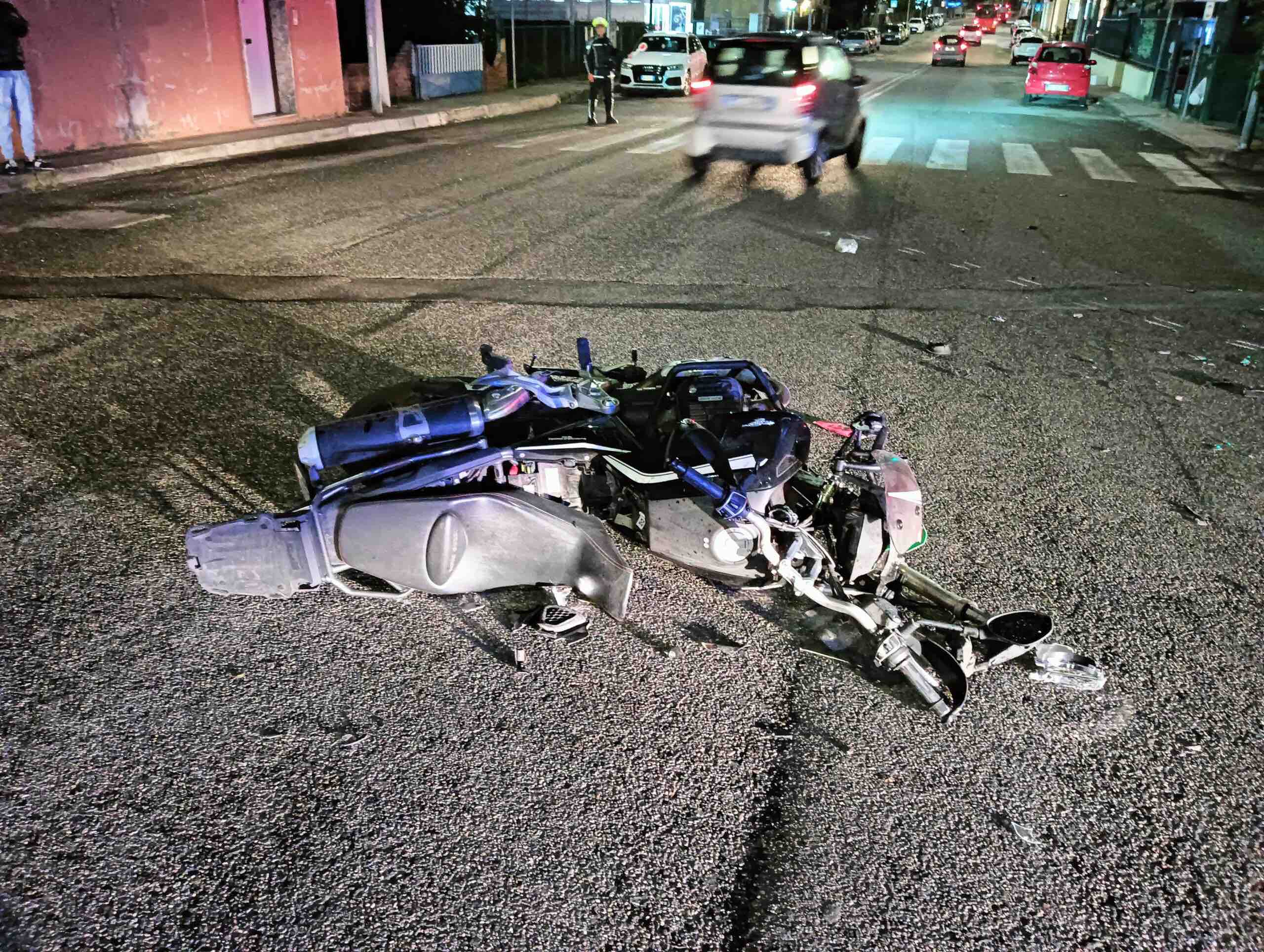 Casoria. Schianto in scooter nella notte: muore 34enne. Grave 22enne