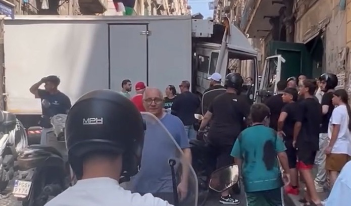 Napoli, freni rotti: camion travolge pedone e resta incastrato nei Quartieri