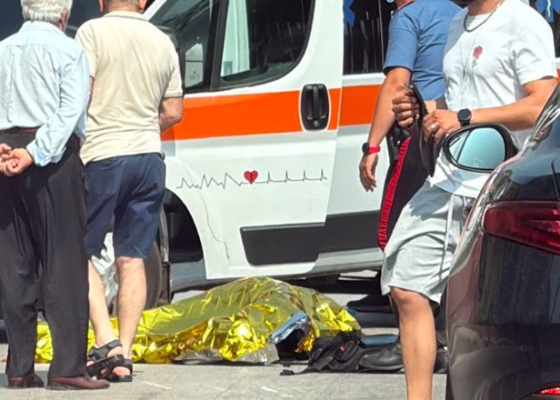 tragedia a recale per evitare un camion la moto finisce contro un muretto luigi muore a 23 anni