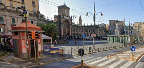 Schianto in Piazza Dante, grave incidente tra auto e scooter: centauro in ospedale