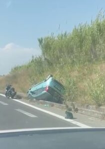 Grave incidente sulla SS Quater tra Lago Patria e Giugliano: auto si ribalta