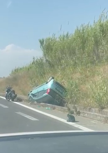 Grave incidente sulla SS Quater tra Lago Patria e Giugliano: auto si ribalta