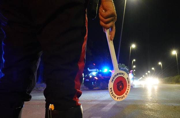 Fuga a folle velocità e droga nascosta in un albergo a Giugliano: arrestato 24enne casertano
