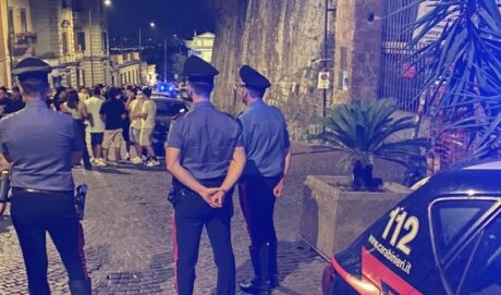 Notte prima degli esami al Vomero: controlli dei carabinieri, 17enne denunciato con un coltello