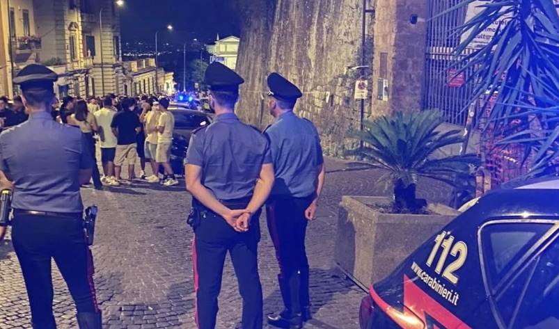 Notte prima degli esami al Vomero: controlli dei carabinieri, 17enne denunciato con un coltello