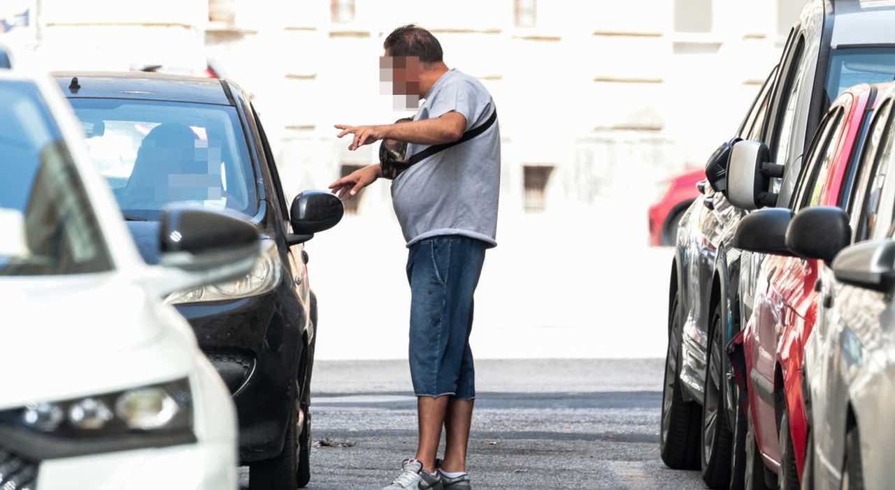 Napoli, parcheggiatore abusivo aizza i cani contro automobilisti che non pagano: arrestato Napoli, parcheggiatore abusivo aizza i cani contro automobilisti che non pagano: arrestato